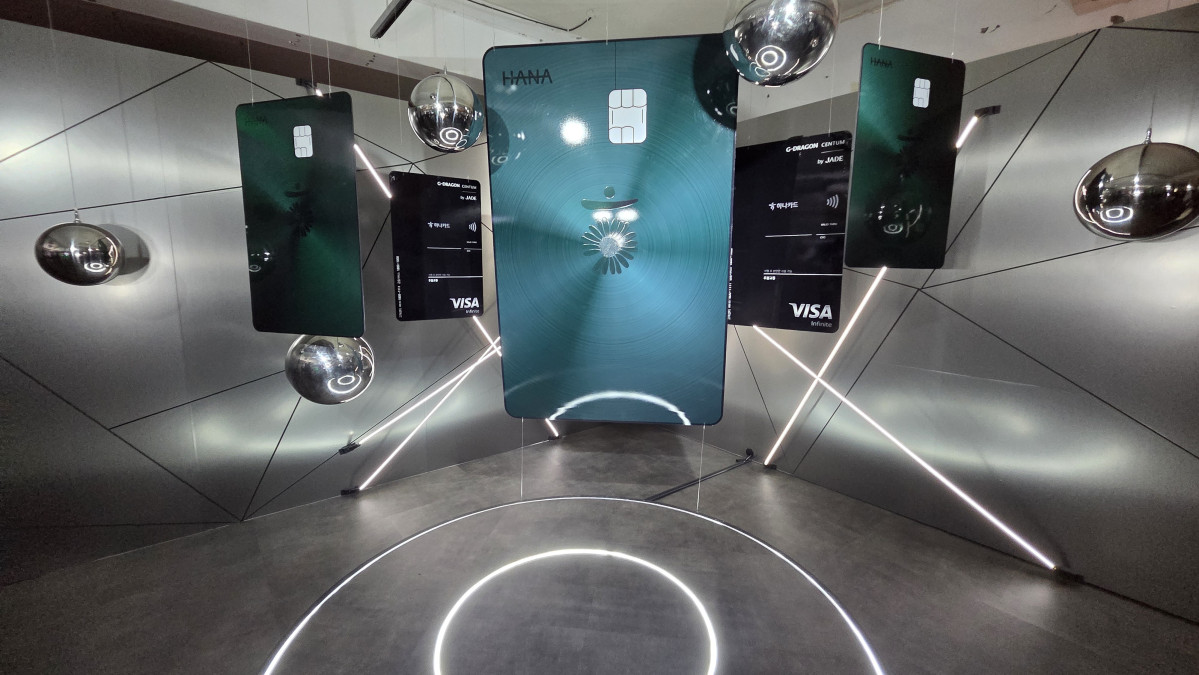 ▲'VVIP 프리미엄 존'에는 거대한 메탈카드 조형물이 중심에 놓여 있다. (사진=김은재 기자. silverash@)