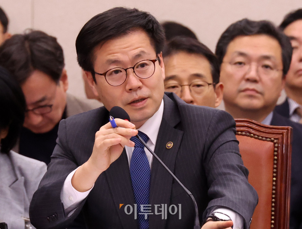 ▲여한구 산업통상부통상교섭본부장이 11일 서울 여의도 국회에서 열린 산업통상자원중소벤처기업위원회 전체회의에서 의원 질의에 답하고 있다. 고이란 기자 photoeran@