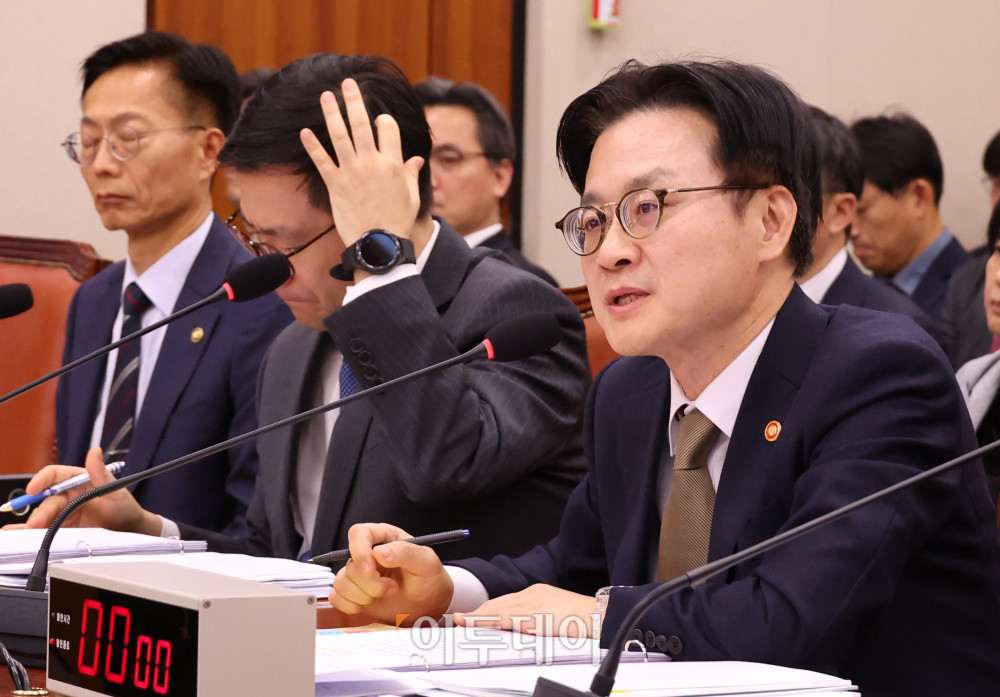 ▲김정관 산업통상부 장관이 11일 서울 여의도 국회에서 열린 산업통상자원중소벤처기업위원회 전체회의에서 의원 질의에 답하고 있다. 고이란 기자 photoeran@