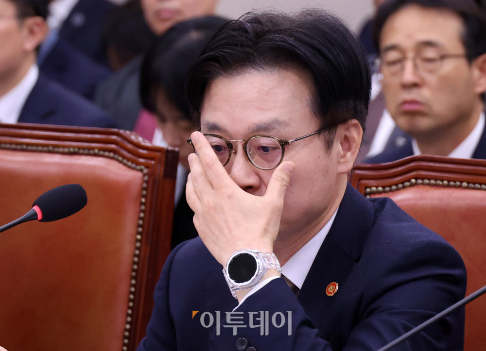 ▲김정관 산업통상부 장관이 11일 서울 여의도 국회에서 열린 산업통상자원중소벤처기업위원회 전체회의에서 얼굴을 만지고 있다. 고이란 기자 photoeran@