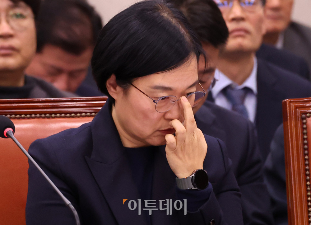 ▲한성숙 중소벤처기업부 장관이 11일 서울 여의도 국회에서 열린 산업통상자원중소벤처기업위원회 전체회의에서 안경을 고쳐쓰고 있다. 고이란 기자 photoeran@