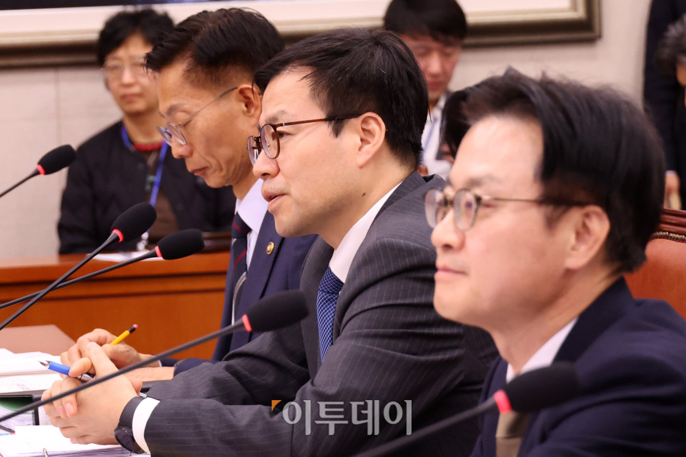 ▲여한구 산업통상부통상교섭본부장이 11일 서울 여의도 국회에서 열린 산업통상자원중소벤처기업위원회 전체회의에서 의원 질의에 답하고 있다. 고이란 기자 photoeran@
