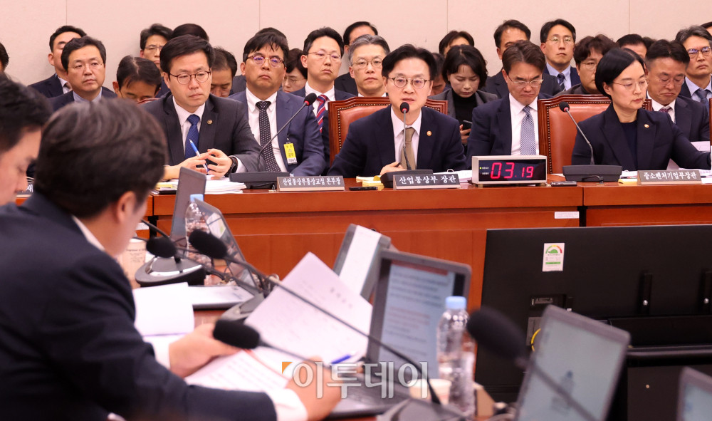 ▲김정관 산업통상부 장관이 11일 서울 여의도 국회에서 열린 산업통상자원중소벤처기업위원회 전체회의에서 의원 질의에 답하고 있다. 고이란 기자 photoeran@