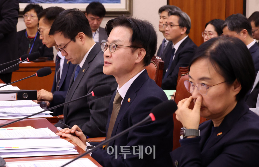 ▲김정관 산업통상부 장관이 11일 서울 여의도 국회에서 열린 산업통상자원중소벤처기업위원회 전체회의에서 의원 질의에 답하고 있다. 고이란 기자 photoeran@