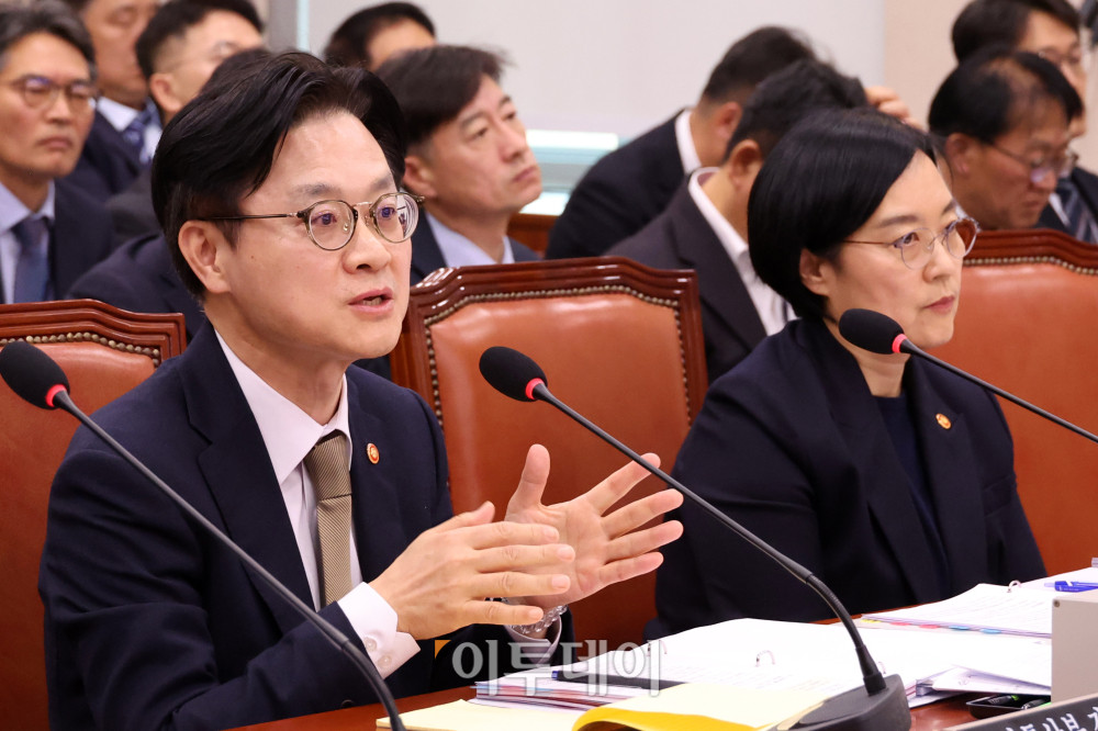 ▲김정관 산업통상부 장관이 11일 서울 여의도 국회에서 열린 산업통상자원중소벤처기업위원회 전체회의에서 의원 질의에 답하고 있다. 오른쪽은 한성숙 중소벤처기업부 장관. 고이란 기자 photoeran@