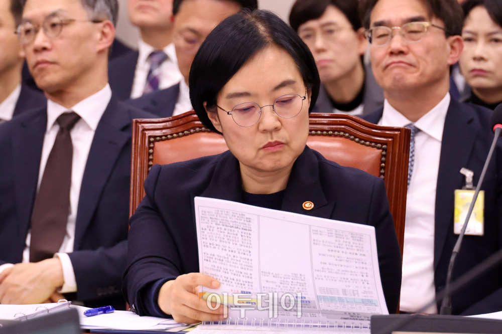 ▲한성숙 중소벤처기업부 장관이 11일 서울 여의도 국회에서 열린 산업통상자원중소벤처기업위원회 전체회의에서 자료를 살펴보고 있다. 고이란 기자 photoeran@