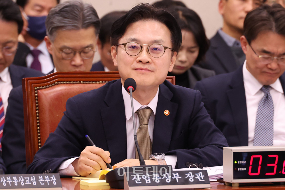 ▲김정관 산업통상부 장관이 11일 서울 여의도 국회에서 열린 산업통상자원중소벤처기업위원회 전체회의에 참석하고 있다. 고이란 기자 photoeran@