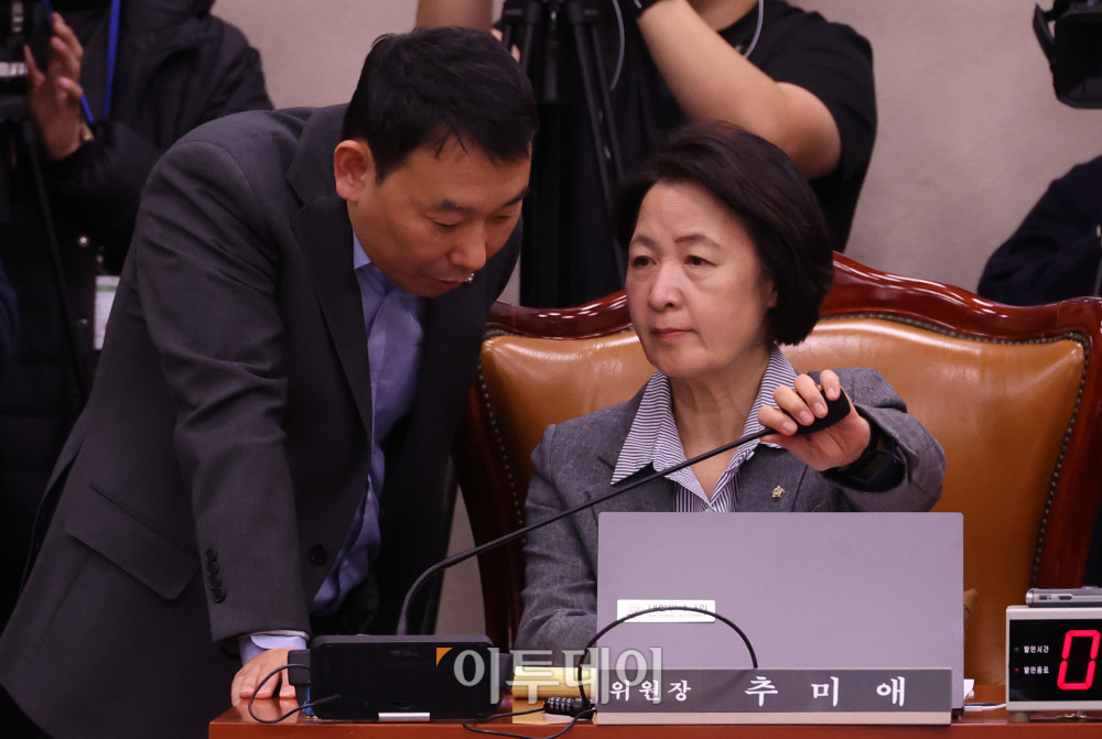 ▲11일 서울 여의도 국회에서 열린 법제사법위원회 전체회의에서 추미애(오른쪽) 위원장과 여당 간사인 김용민 더불어민주당 의원이 대화하고 있다. 고이란 기자 photeoran@