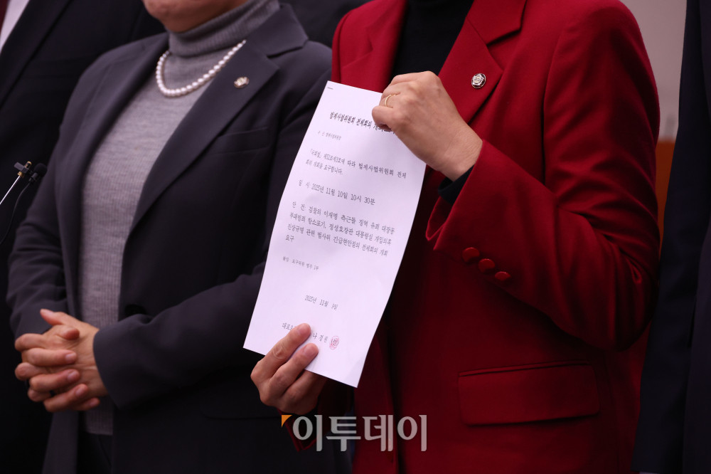 ▲11일 서울 여의도 국회에서 열린 법제사법위원회 전체회의에서 추미애 위원장이 정회를 선포하자 국민의힘 의원들이 '대장동 항소 포기' 논란과 관련해 증인 출석을 요구하고 있다. 고이란 기자 photeoran@