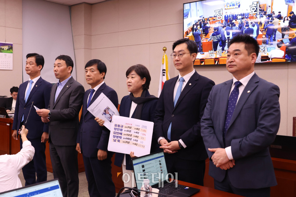 ▲11일 서울 여의도 국회에서 열린 법제사법위원회 전체회의가 정회된 뒤, 국민의힘 의원들이 ‘대장동 항소 포기’ 논란과 관련해 항의 기자회견을 열자 더불어민주당 의원들과 무소속 최혁진 의원이 이에 대한 입장을 밝히고 있다. 고이란 기자 photoeran@