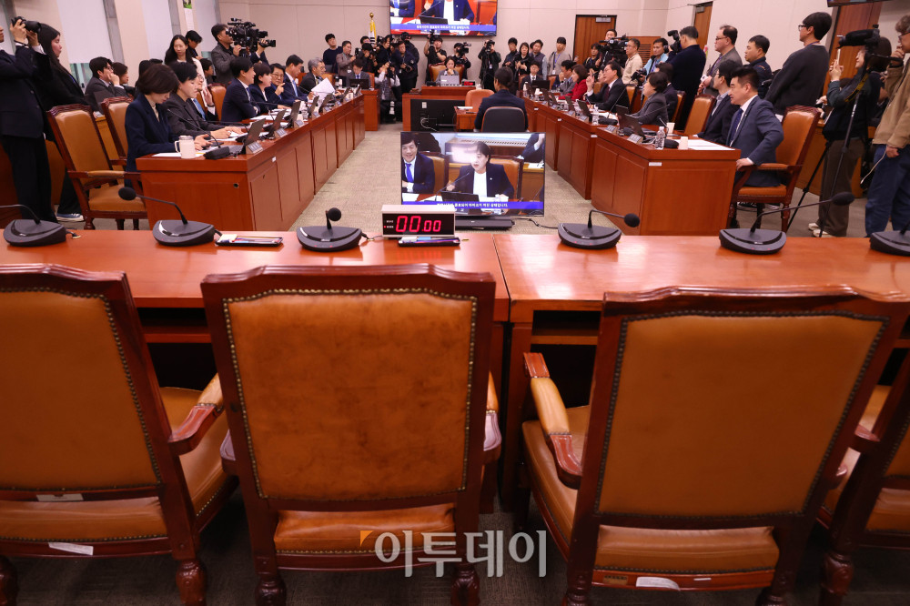 ▲11일 서울 여의도 국회에서 열린 법제사법위원회 전체회의에서 국민의힘 의원들이 '대장동 항소 포기' 논란과 관련해 증인 출석을 요구하고 있다. 고이란 기자 photeoran@