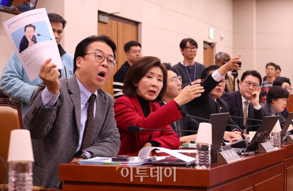 ▲11일 서울 여의도 국회에서 열린 법제사법위원회 전체회의에서 국민의힘 의원들이 추미애 위원장을 향해 발언권 관련 항의를 하고 있다. 고이란 기자 photoeran@