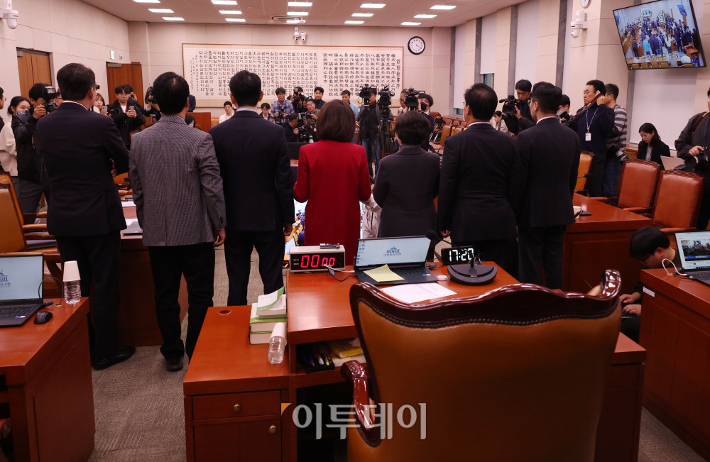 ▲11일 서울 여의도 국회에서 열린 법제사법위원회 전체회의에서 추미애 위원장이 정회를 선포하자 국민의힘 의원들이 '대장동 항소 포기' 논란과 관련해 증인 출석을 요구하고 있다. 고이란 기자 photeoran@