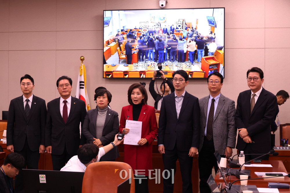 ▲11일 서울 여의도 국회에서 열린 법제사법위원회 전체회의에서 추미애 위원장이 정회를 선포하자 국민의힘 의원들이 '대장동 항소 포기' 논란과 관련해 증인 출석을 요구하고 있다. 고이란 기자 photeoran@