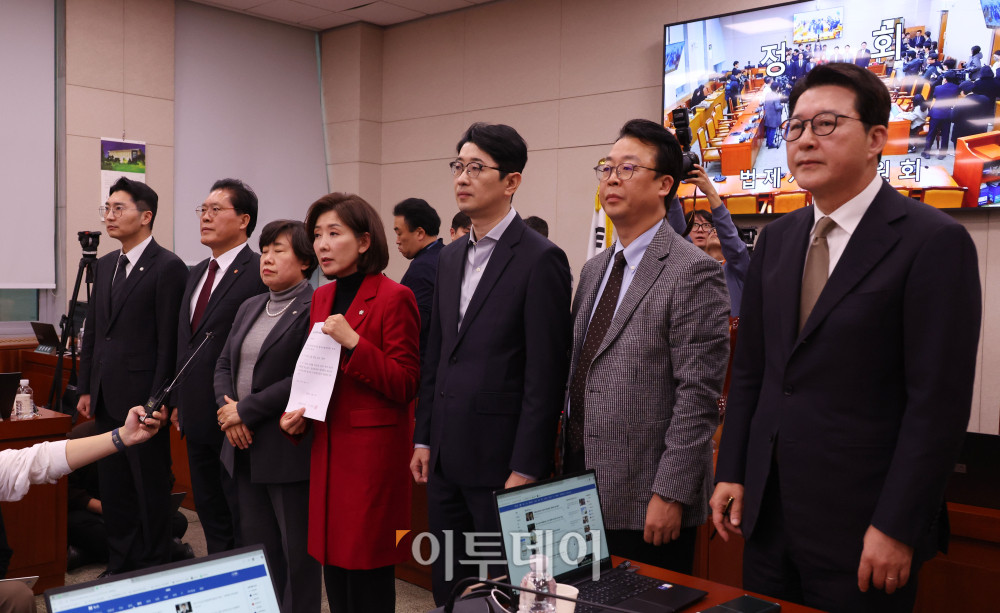 ▲11일 서울 여의도 국회에서 열린 법제사법위원회 전체회의에서 추미애 위원장이 정회를 선포하자 국민의힘 의원들이 '대장동 항소 포기' 논란과 관련해 증인 출석을 요구하고 있다. 고이란 기자 photeoran@