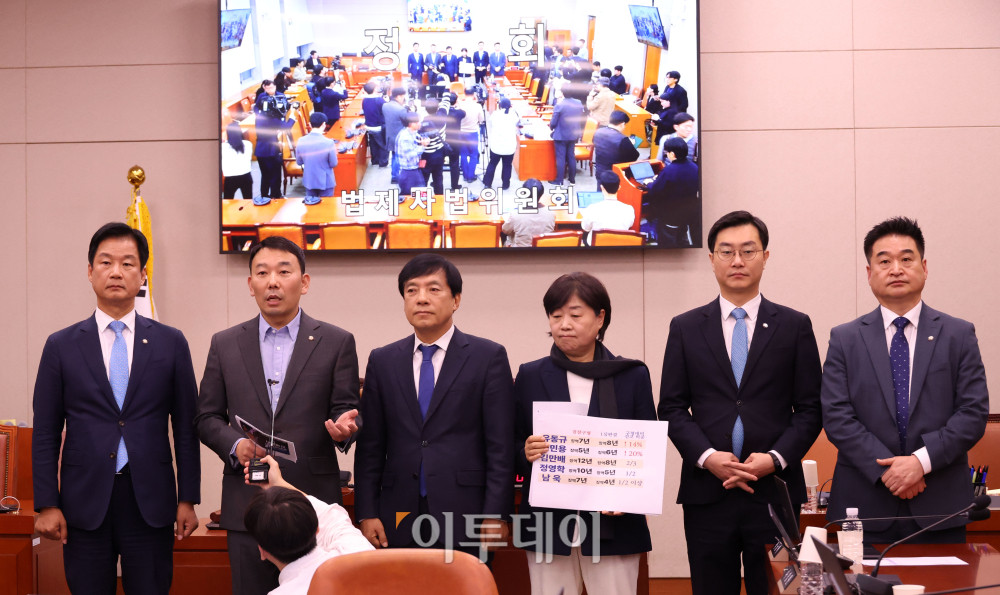 ▲11일 서울 여의도 국회에서 열린 법제사법위원회 전체회의가 정회된 뒤, 국민의힘 의원들이 ‘대장동 항소 포기’ 논란과 관련해 항의 기자회견을 열자 더불어민주당 의원들과 무소속 최혁진 의원이 이에 대한 입장을 밝히고 있다. 고이란 기자 photoeran@