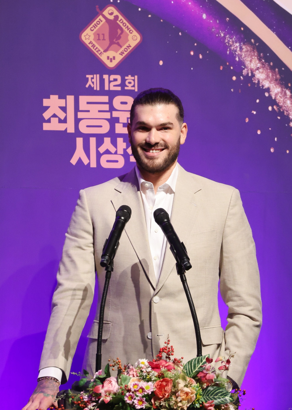 ▲11일 오후 부산 남구 부산은행 본점 오션홀에서 열린 '제12회 BNK부산은행 최동원상' 시상식에서 한화 이글스 투수 코디 폰세가 최동원상을 받은 후 소감을 말하고 있다. (연합뉴스)