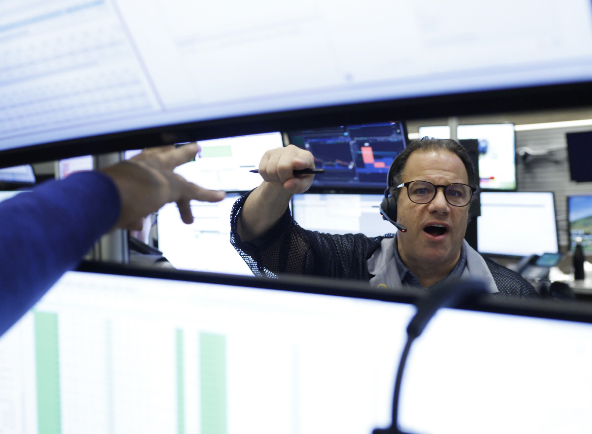 ▲뉴욕증권거래소(NYSE)에서 10일(현지시간) 트레이더들이 대화하고 있다. 뉴욕/UPI연합뉴스