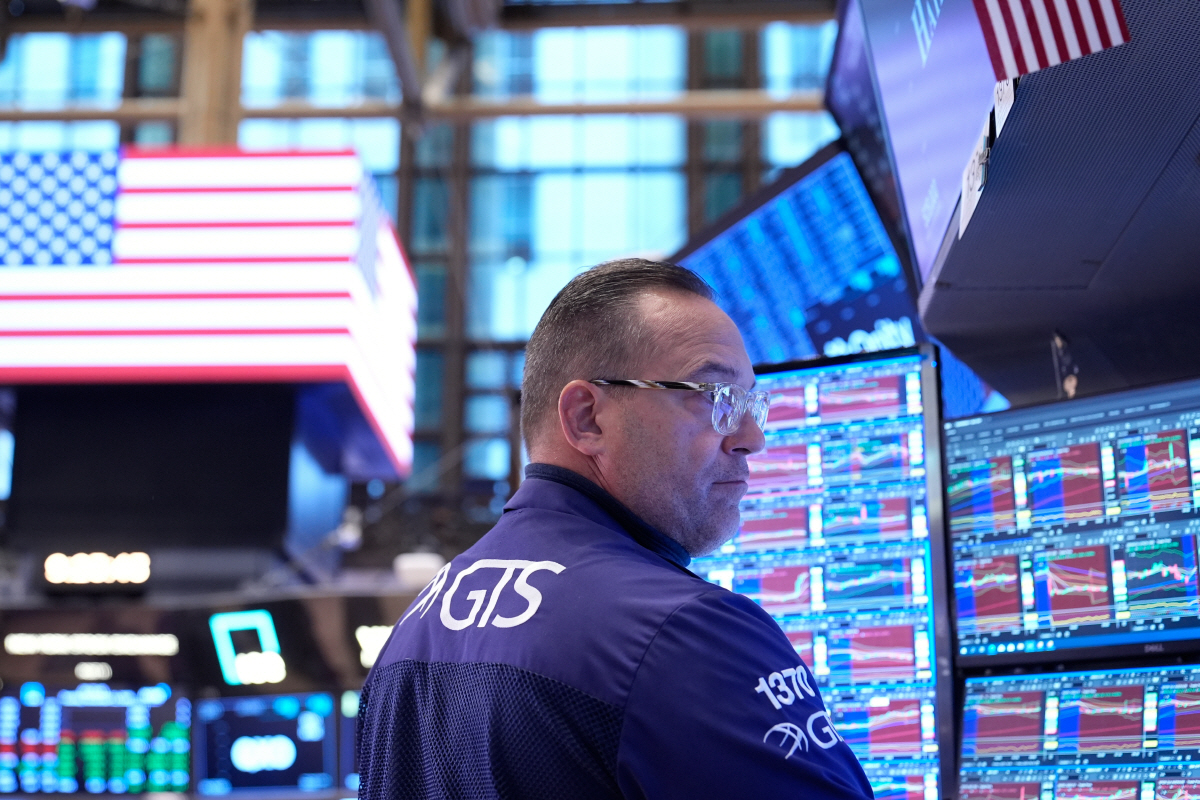 ▲미국 뉴욕증권거래소(NYSE)에서 11일(현지시간) 한 트레이더가 작업하고 있다. 뉴욕/AP연합뉴스