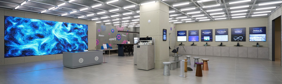 ▲현대오토에버 이노엑스 스튜디오(InnoX Studio)의 내부 전경. 기업 고객들은 현대오토에버가 제공하는 △차량SW △ERP 솔루션 △보안 솔루션 등을 확인해 볼 수 있다. (사진=현대오토에버)