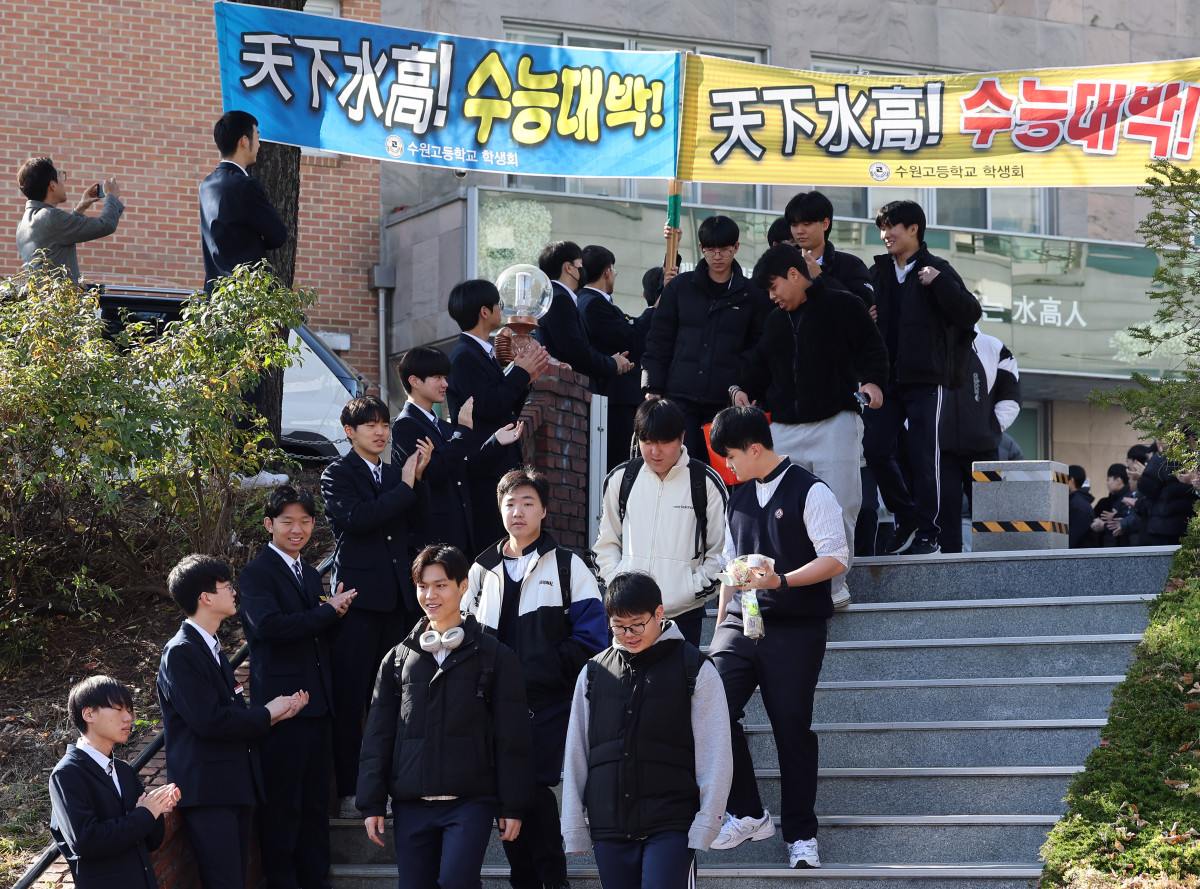 ▲2026학년도 대학수학능력시험을 이틀 앞둔 11일 오전 경기도 수원시 팔달구 수원고등학교에서 3학년 학생들이 후배들의 응원을 받으며 교정을 나서고 있다. (연합뉴스)