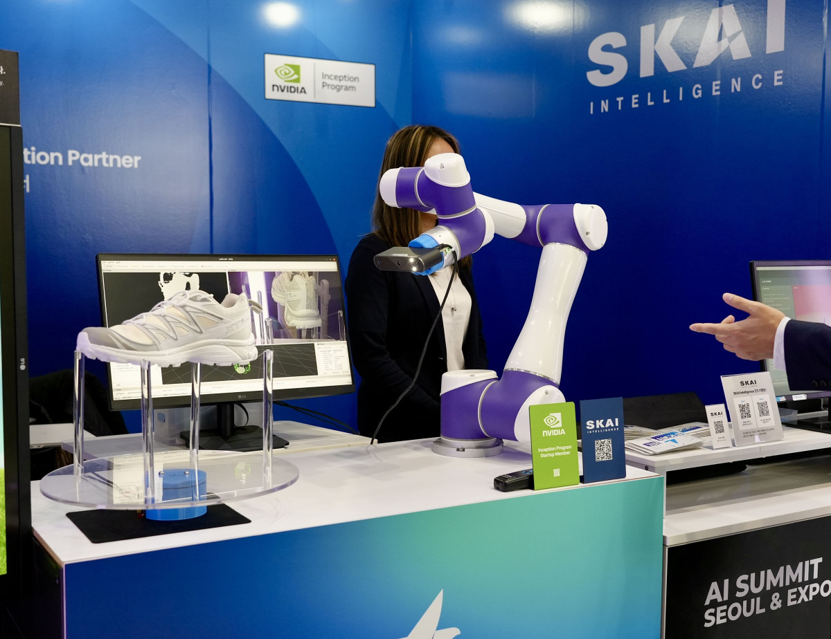 ▲ ‘AI 서밋 서울앤 엑스포 2025’에서 자체개발 로봇 3D 스캐너 기술을 시연하고 있는 스카이인텔리전스. (사진제공=스카이인텔리전스)
