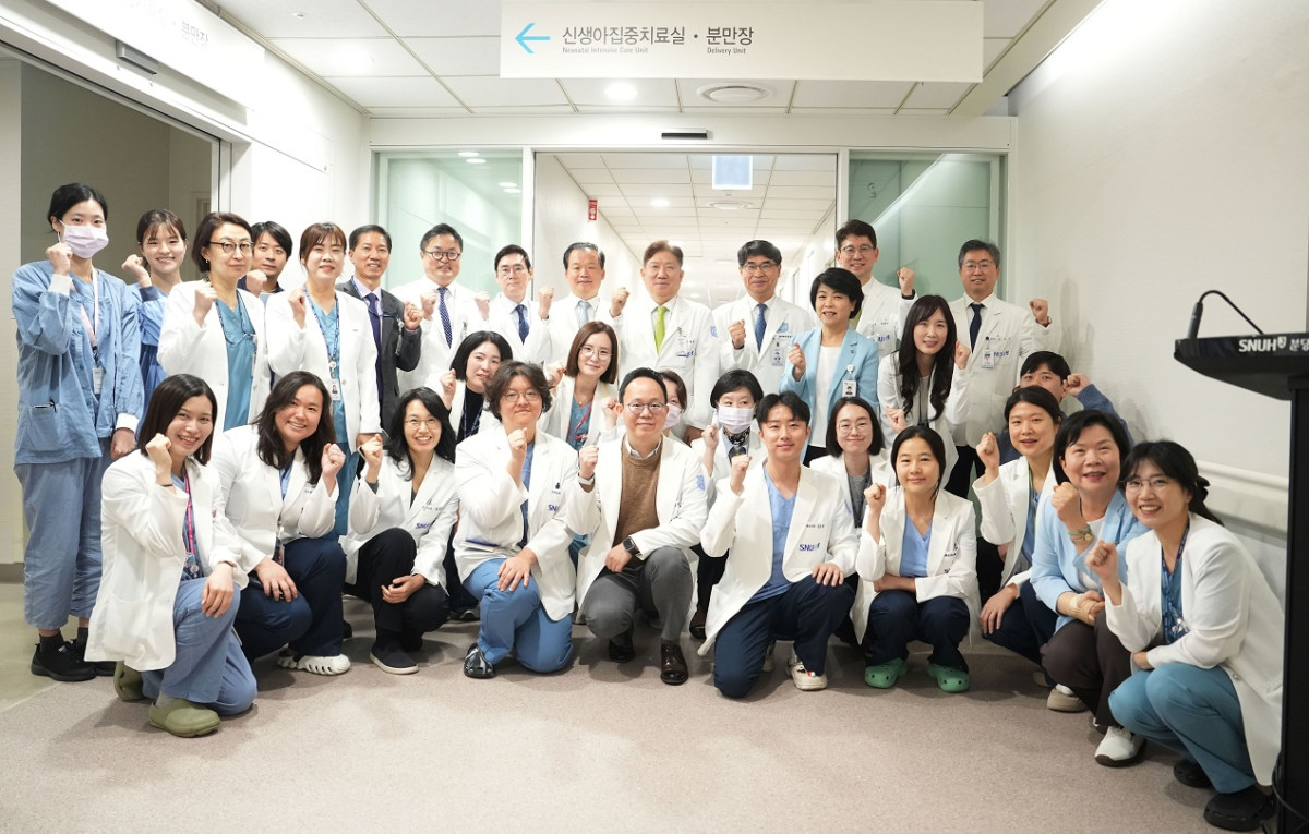 ▲분당서울대병원 의료진들이 신생아중환자실(NICU) 확장 개소식을 개최하고 기념 사진을 촬영 중이다. (분당서울대병원)