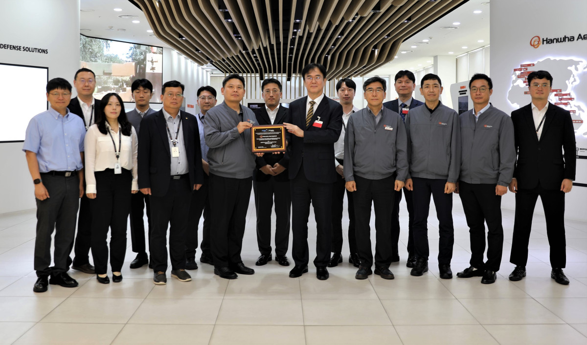 ▲안홍규 한화에어로스페이스 임원(왼쪽 네번재)과 정상욱 CMMI High Maturity 선임심사원(ITQC 대표)이 기념 사진을 촬영하고 있다. (사진= 한화에어로스페이스)