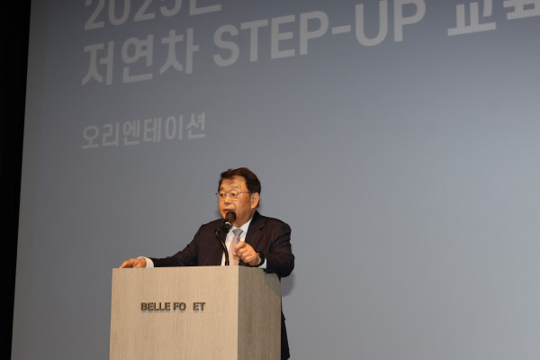 ▲박성효 소상공인시장진흥공단 이사장은 10일부터 11일까지 충북 증평 벨포레리조트에서 열린 ‘저연차 스텝업(Step-up) 교육’에서 직접 강사로 나서 직원들을 격려했다.  (사진제공=소상공인시장진흥공단)