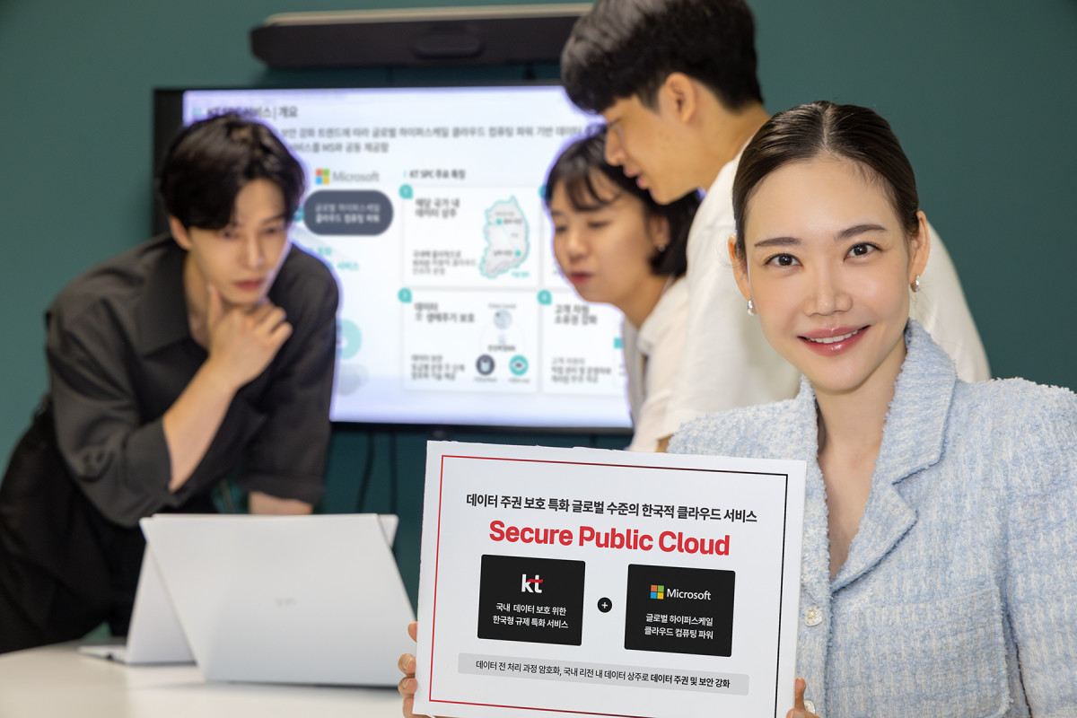 ▲KT가 마이크로소프트와 협업해 개발한 '시큐어 퍼블릭 클라우드(Secure Public Cloud)'를 국내 시장에 출시한다고 12일 밝혔다. 사진은 모델들이 국내 디지털 주권과 강력한 클라우드 성능을 동시에 충족하는 시큐어 퍼블릭 클라우드 서비스를 소개하는 모습. (사진제공=KT)