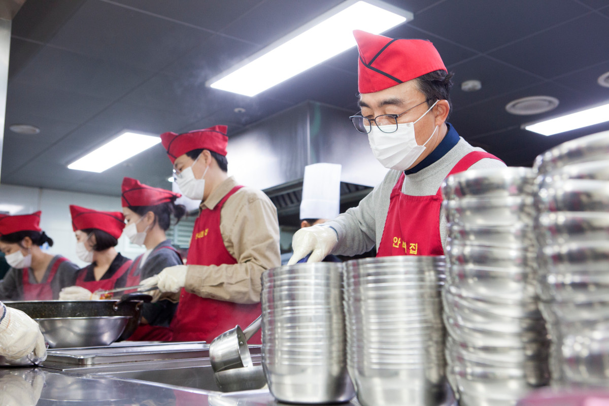 ▲SK플라즈마는 6일 경기도 성남시 사회복지법인 ‘안나의 집’에서 무료 급식 봉사활동을 펼쳤다. 김승주 대표(사진 오른쪽)와 구성원이 배식을 하고 있다. (SK플라즈마)