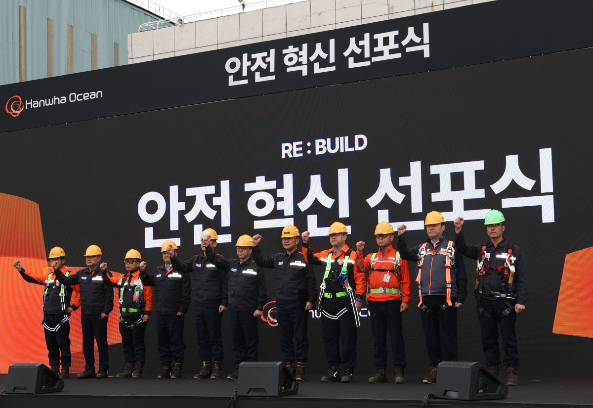 ▲한화오션 안전 혁신 선포식에서 김희철 대표이사(왼쪽 일곱 번째)를 비롯한 주요 경영진들이 안전관리 체계의 근본적인 혁신에 대한 결의를 다지고 있다. (사진제공=한화오션)