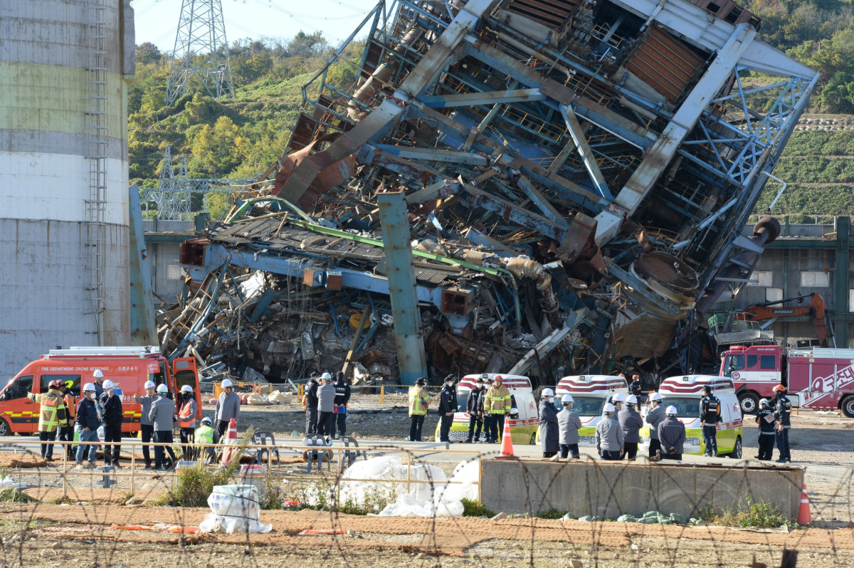 ▲11일 울산 남구 울산화력발전소 보일러 타워 5호기 붕괴 사고 현장에서 매몰자와 실종자 구조를 위해 4·6호기를 발파한 뒤 소방당국과 관계자들이 매몰자 구조 작업을 준비하고 있다. (뉴시스)