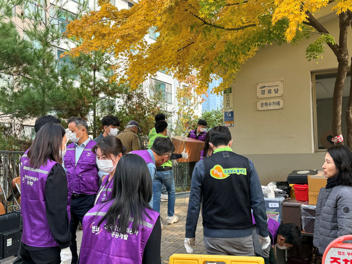 ▲캠코 직원들이 ‘사당삼성아파트 경로당’(서울 동작구)에서 11일 ‘사랑의 집 고치기’ 봉사활동을 실시하고 있다. (사진제공=한국관리자산공사)