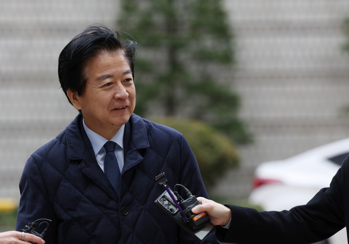 ▲ 사업가로부터 6000만 원 수수 혐의를 받고 있는 노웅래 전 더불어민주당 의원이 9차 공판을 하기 위해 6일 서울중앙지방법원으로 출석하고 있다. (뉴시스)