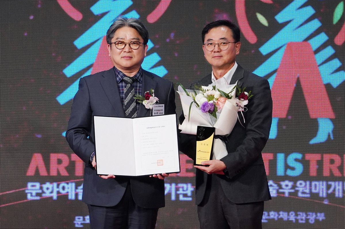 ▲HS효성첨단소재가 11일 ‘2025 문화예술후원우수기관’에 신규 선정됐다. (HS효성 최형식 커뮤니케이션실 상무(오른쪽), 한국문화예술위원회 송시경 사무처장(왼쪽)) (HS효성첨단소재)