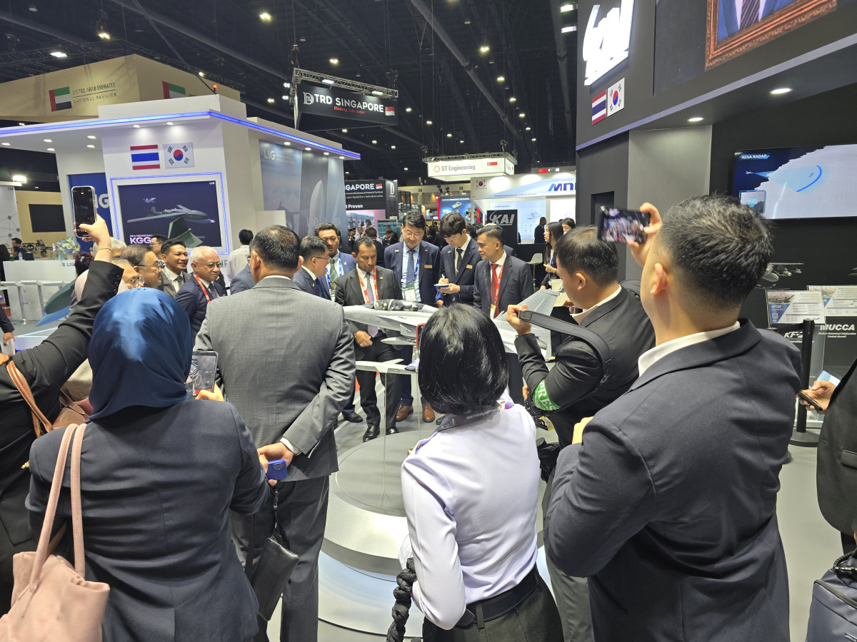 ▲말레이시아 국방부 사무총장 일행 로크만 하킴이 KAI 부스를 방문해 설명을 듣고 있다. (사진= KAI)