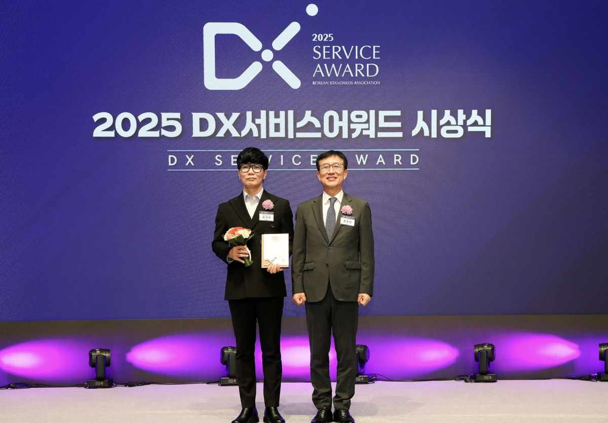 ▲11일 열린 ‘2025 DX서비스어워드’ 시상식에서 김재환 롯데호텔앤리조트 DX 부문장(왼쪽)과 문동민 한국표준협회장이 기념촬영을 하고 있다. (사진제공=롯데호텔앤리조트)