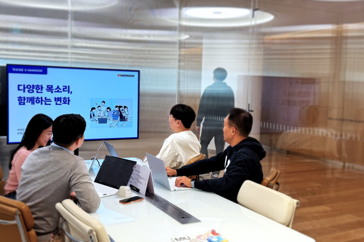 ▲‘약속대로 HANKOOK(한국)’ 캠페인에 대해 직원들 간 자유롭게 소통하고 있는 모습. (사진=한국앤컴퍼니)