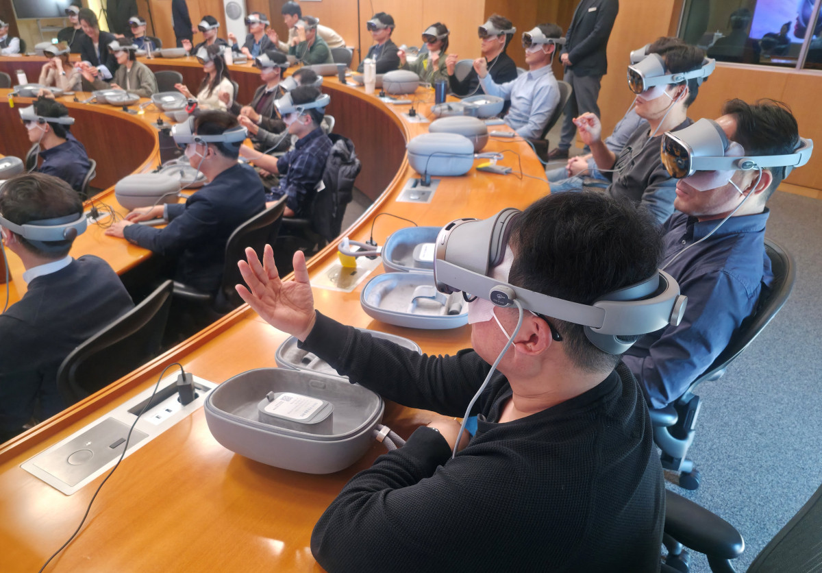 ▲삼성 임직원이 삼성인력개발원에서 갤럭시 XR을 착용한 채 교육에 참여하고 있다. (사진제공=삼성전자)