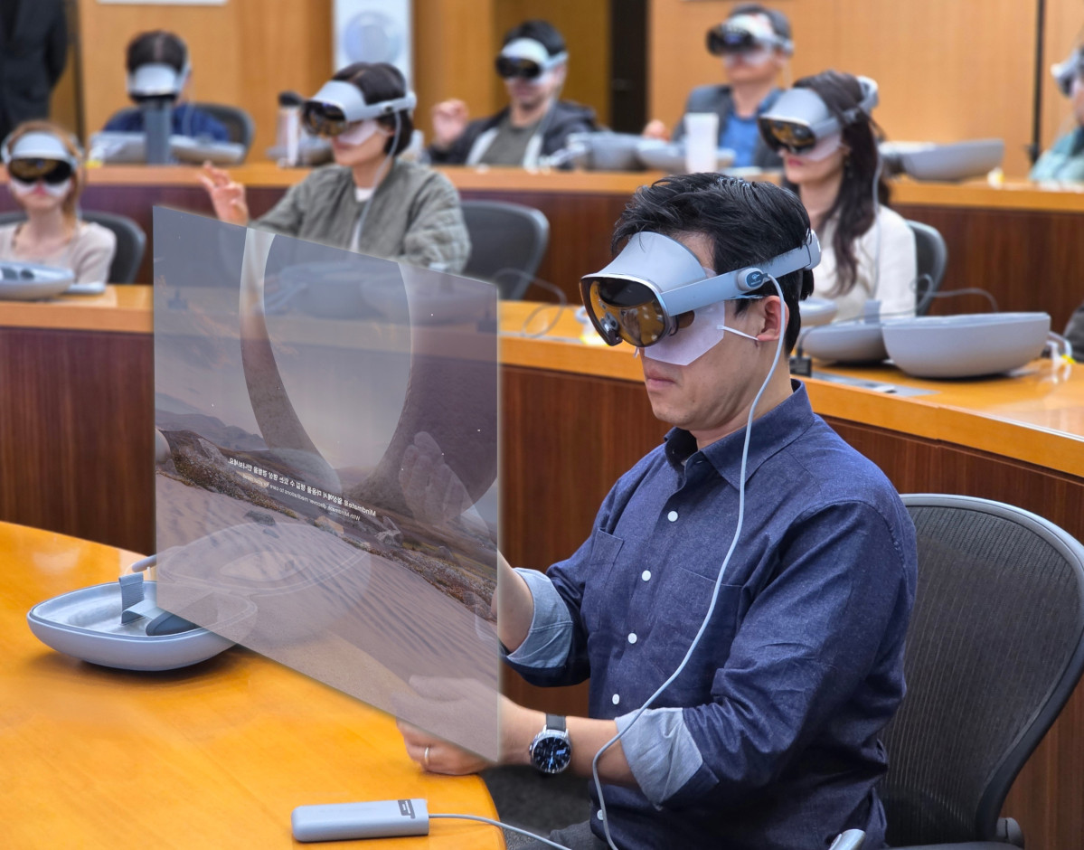 ▲삼성 임직원이 삼성인력개발원에서 갤럭시 XR을 착용한 채 교육에 참여하고 있다. (사진제공=삼성전자)