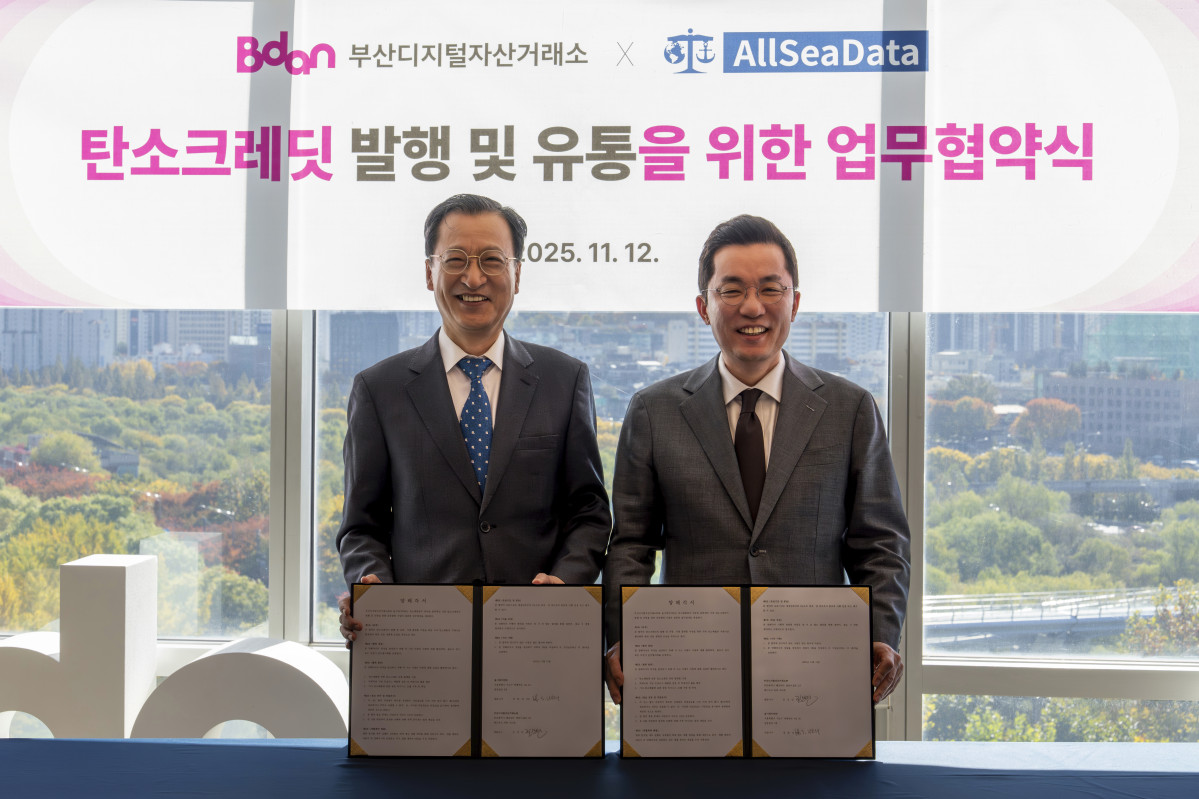 ▲김상민 부산디지털자산거래소(Bdan) 대표(오른쪽)와 엄항섭 올시데이터 대표가 12일 ‘탄소크레딧 발행 및 유통’을 위한 업무협약을 체결하고 있다. (사진=부산디지털자산거래소 비단(Bdan))