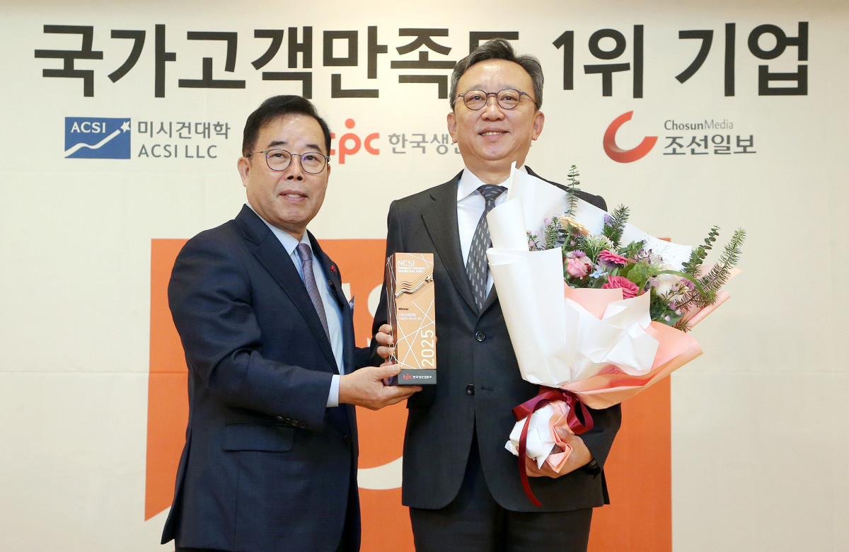 ▲12일 서울 중구 소재 롯데호텔에서 진행된 ‘2025 국가고객만족도(NCSI: National Customer Satisfaction Index)’ 시상식에서 은행 부문 9년 연속 1위를 수상하고 정상혁 신한은행장(오른쪽) 및 박성중 한국생산성본부 회장이 기념 촬영하는 모습 (사진제공=신한은행)