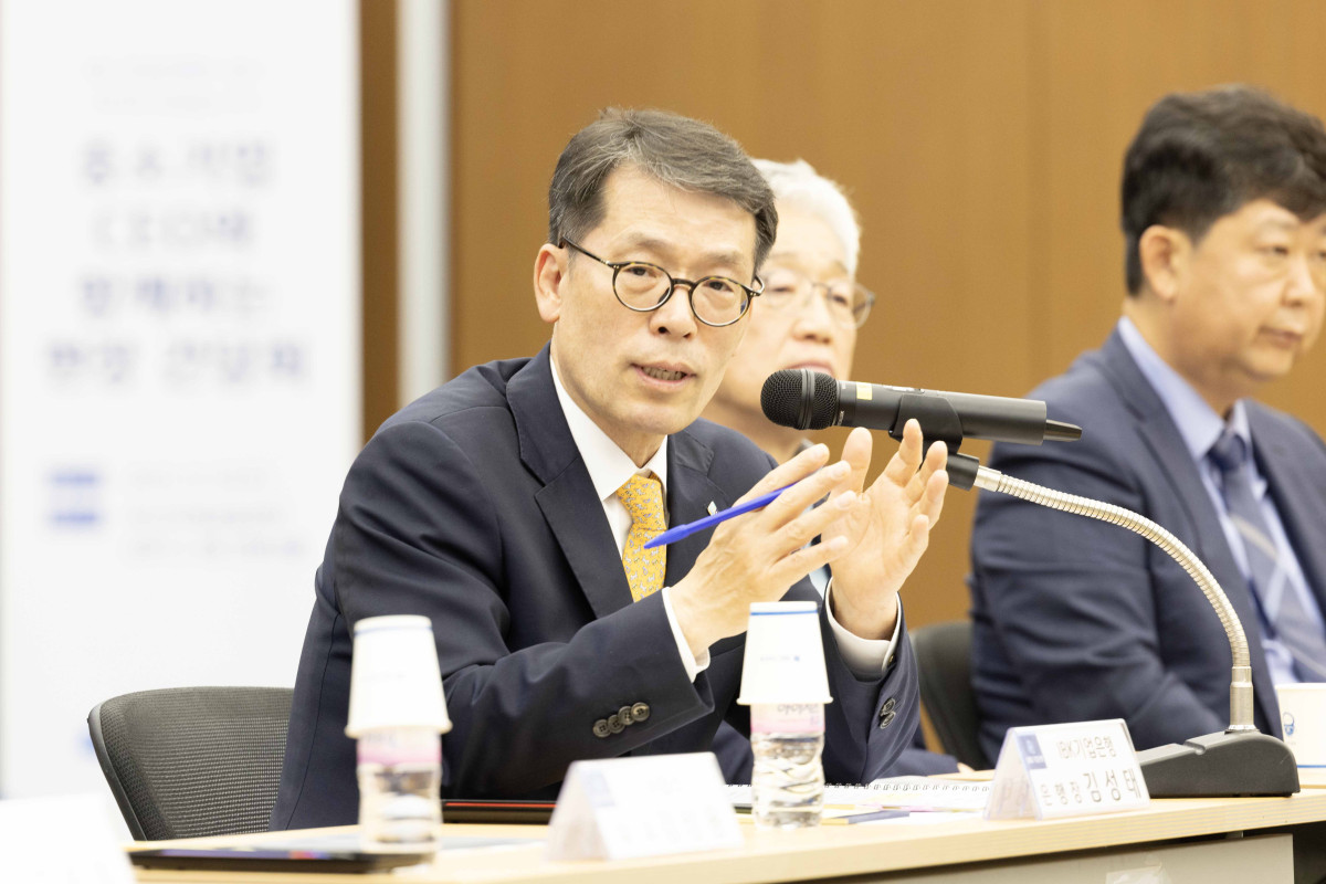 ▲12일 부산국제금융센터에서 열린 중소기업 현장 간담회에서 김성태 IBK기업은행장이 중소기업 대표들과 대화 하고 있는 모습 (사진제공=IBK기업은행)