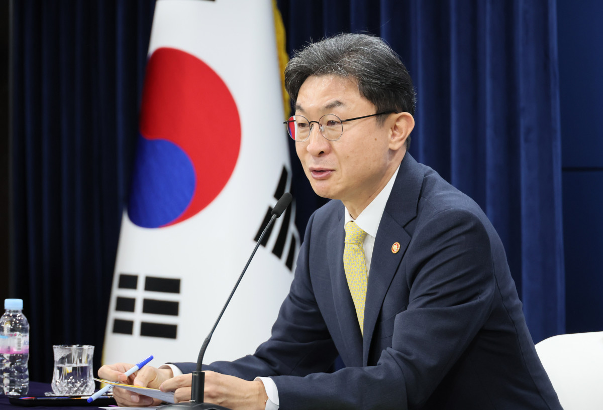 ▲이억원 금융위원장이 12일 정부서울청사에서 취임 후 첫 기자간담회를 하고 있다. (연합뉴스)