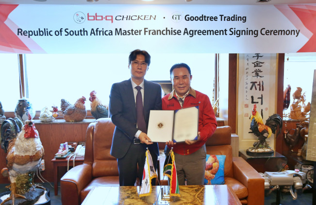 ▲BBQ가 본사에서 남아공 현지에서 한국 식품 유통사업을 운영 중인 ‘Good Tree South Africa’와 MF 계약을 체결했다. (사진제공=사진제공=제너시스BBQ그룹)