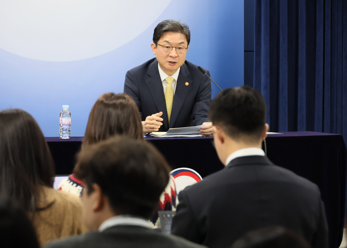 ▲이억원 금융위원장이 12일 정부서울청사에서 취임 후 첫 기자간담회를 하고 있다. (연합뉴스)