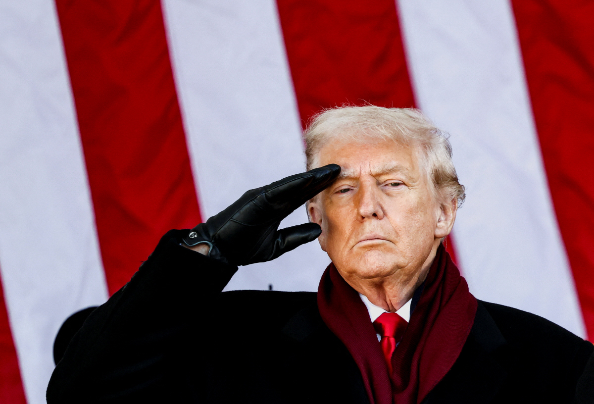 ▲도널드 트럼프 미국 대통령이 11일(현지시간) 재향군인의 날 행사에 참석해 경례하고 있다.  (알링턴(미국)/로이터연합뉴스)