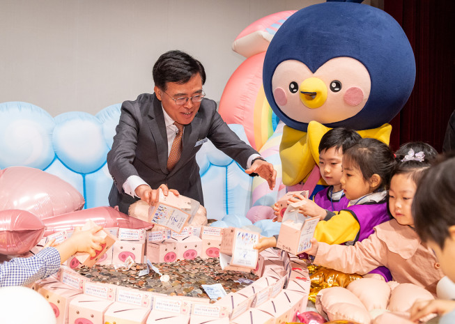 ▲진교훈 강서구청장이 3월 '사랑의 저금통 마음모으기' 전달식에서 동전을 쏟고 있다.  (사진제공=강서구)