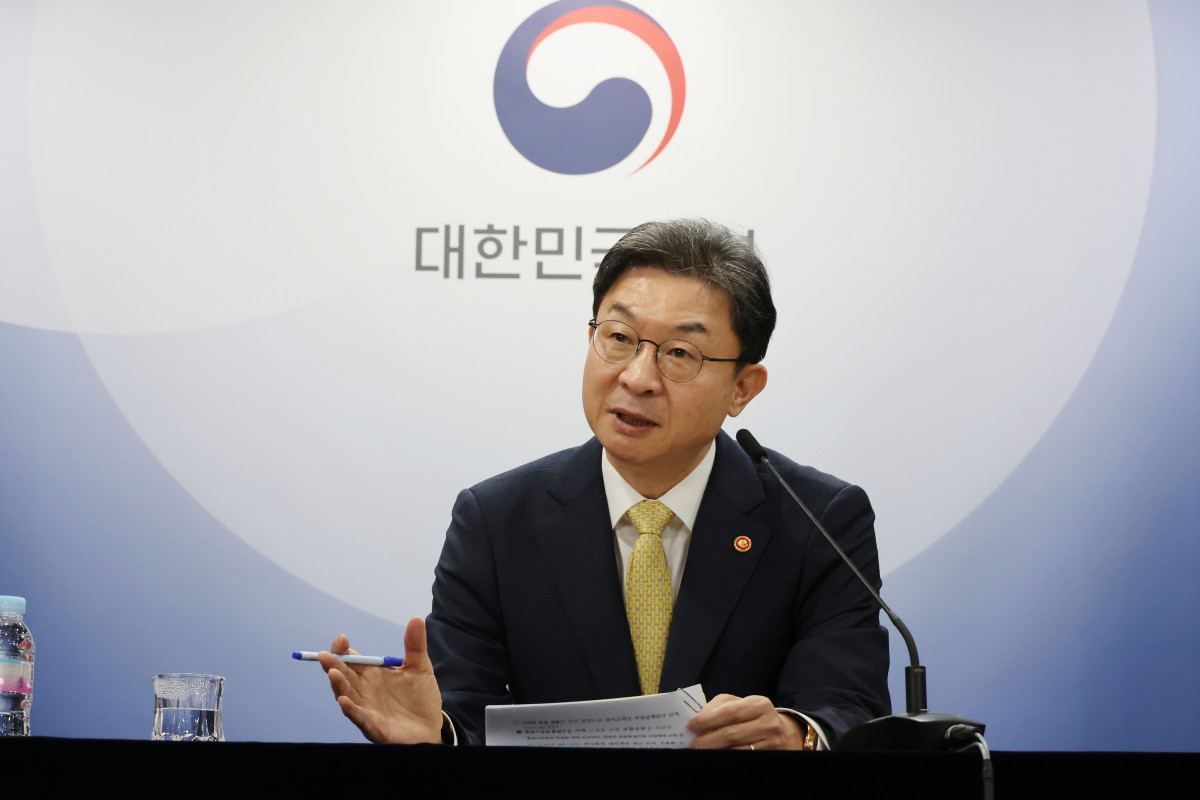 ▲이억원 금융위원장이 12일 오전 서울 종로구 정부서울청사에서 열린 금융위 출입기자단 월례 간담회에 참석해 발언하고 있다. (출처=뉴시스)